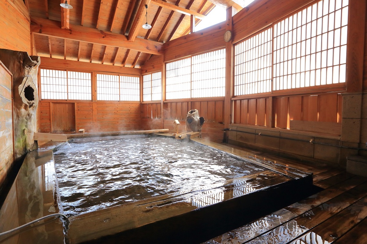 宿泊者専用貸し切り湯「立ち湯」は深さ最大１５０cm！