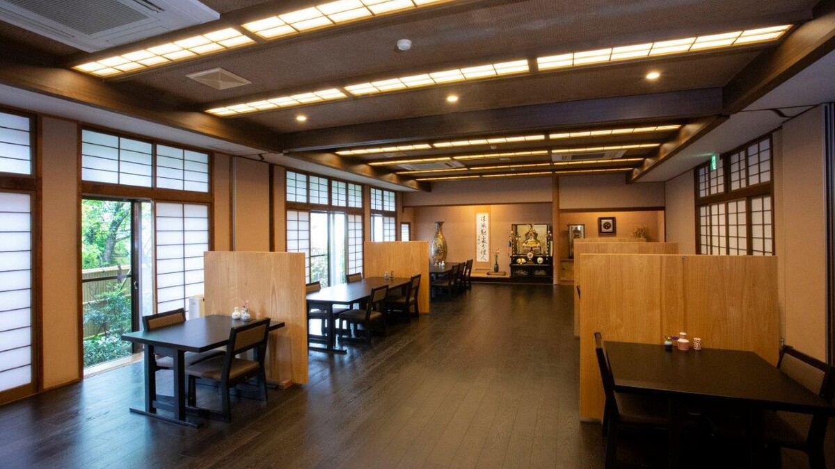 パーテーションで仕切られたお食事処 夕食、朝食ともにこちらの会場にてお召し上がりください